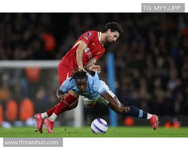 足球球星飞奔赛场庆祝进球瞬间激情四溢展现绝佳技艺